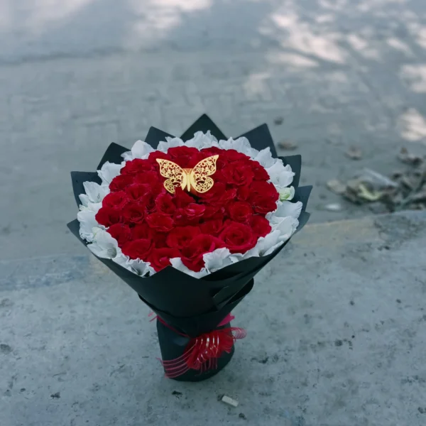 Luxury red rose bouquet delivery in Sargodha