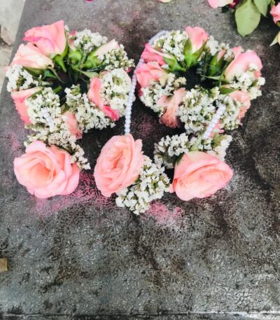 Made from freshly picked, high-quality flowers Ideal for Hindu, South Indian, or cultural wedding ceremonies Custom lengths, colors, and flower combinations available