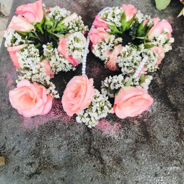 Made from freshly picked, high-quality flowers Ideal for Hindu, South Indian, or cultural wedding ceremonies Custom lengths, colors, and flower combinations available