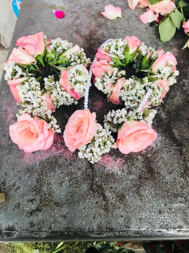 Made from freshly picked, high-quality flowers Ideal for Hindu, South Indian, or cultural wedding ceremonies Custom lengths, colors, and flower combinations available