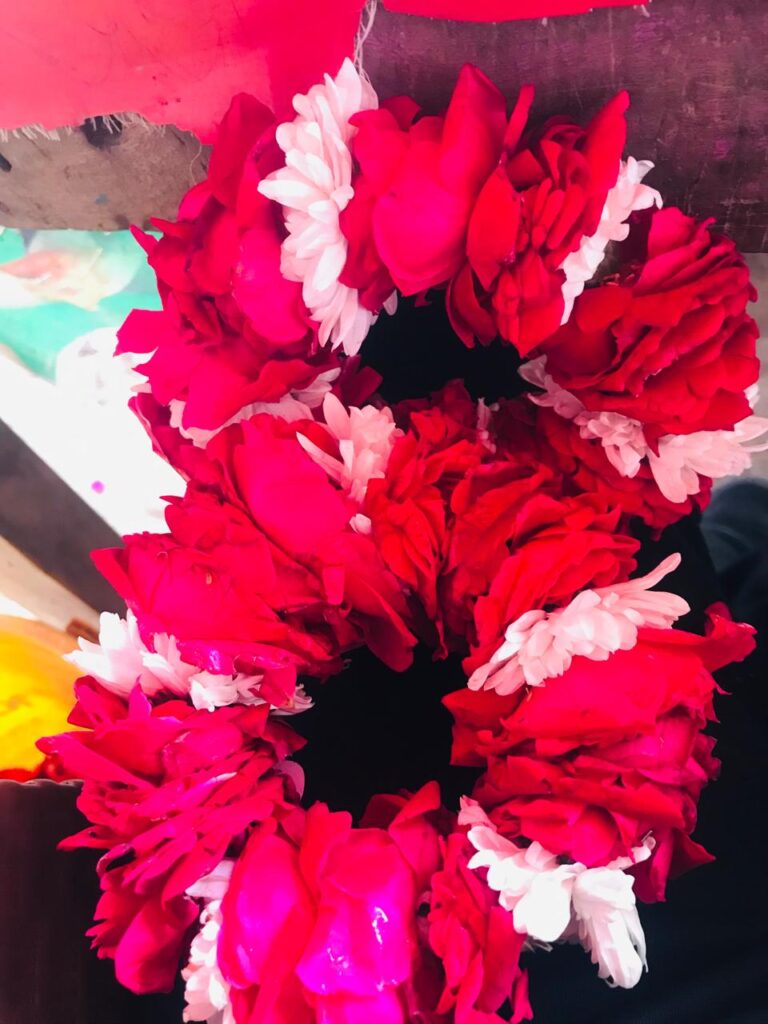 red roses jagry sargodha flower shop sargodha Long braided jagry made from natural flowers for wedding hairstyle