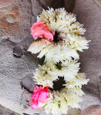 Handcrafted fresh flower jadai for wedding hairstyle with jasmine and roses Fresh floral bridal garland (jagry) for Indian wedding ceremony Real jasmine and rose flower hair garland for bride – South Indian bridal look