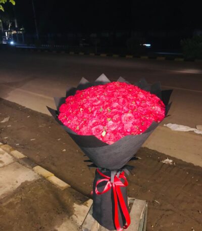 Luxury red rose bouquet delivery in Sargodha"