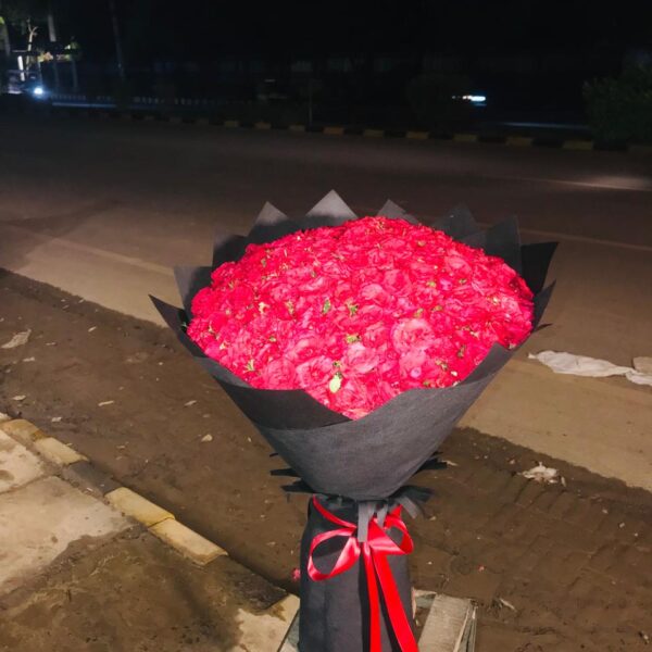 Luxury red rose bouquet delivery in Sargodha"