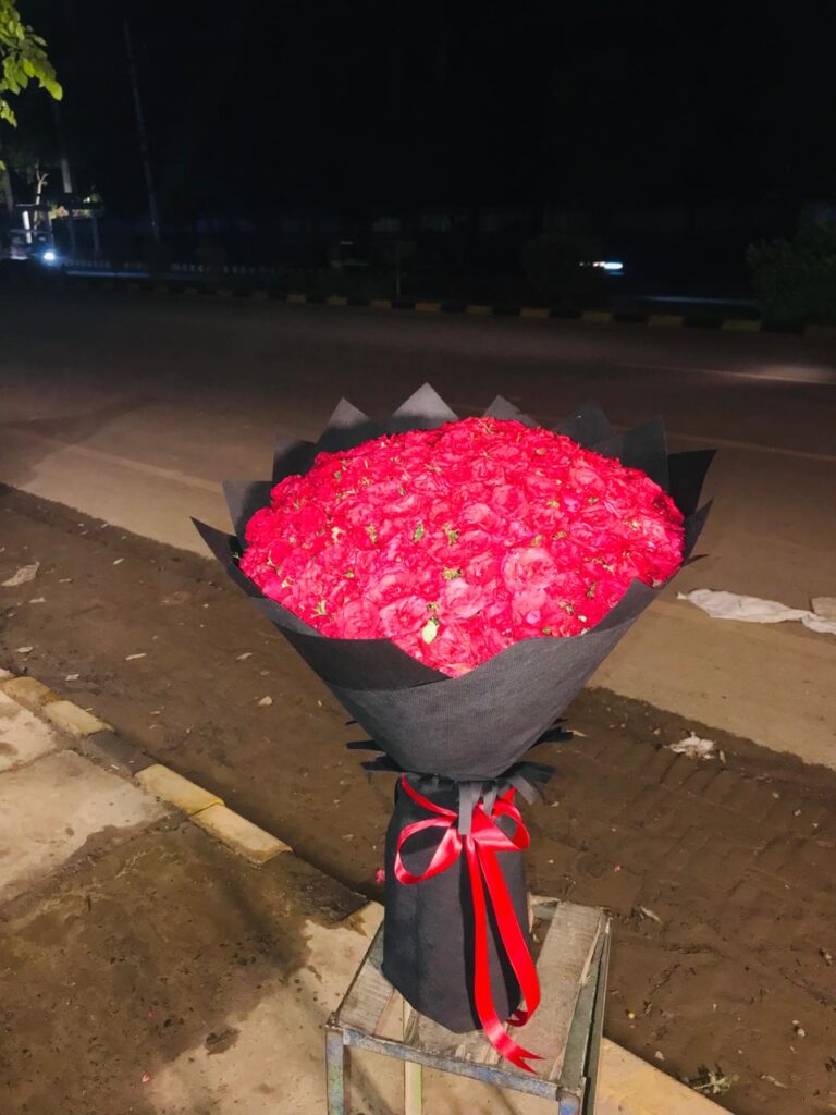 Luxury red rose bouquet delivery in Sargodha"
