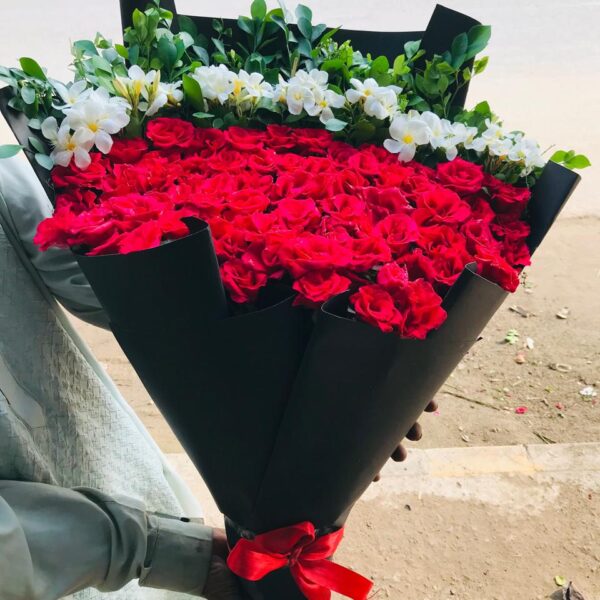 Royal Red Velvet rose bouquet featuring deep red blooms – elegant floral gift for romantic occasions and luxury events